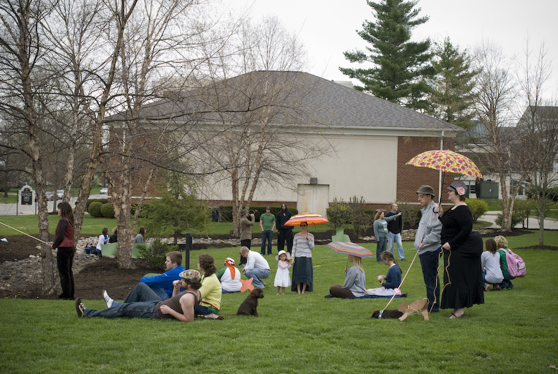 A contemporary staging of Seurat's painitng Sunday afternoon on the island of the Grand Jatte.